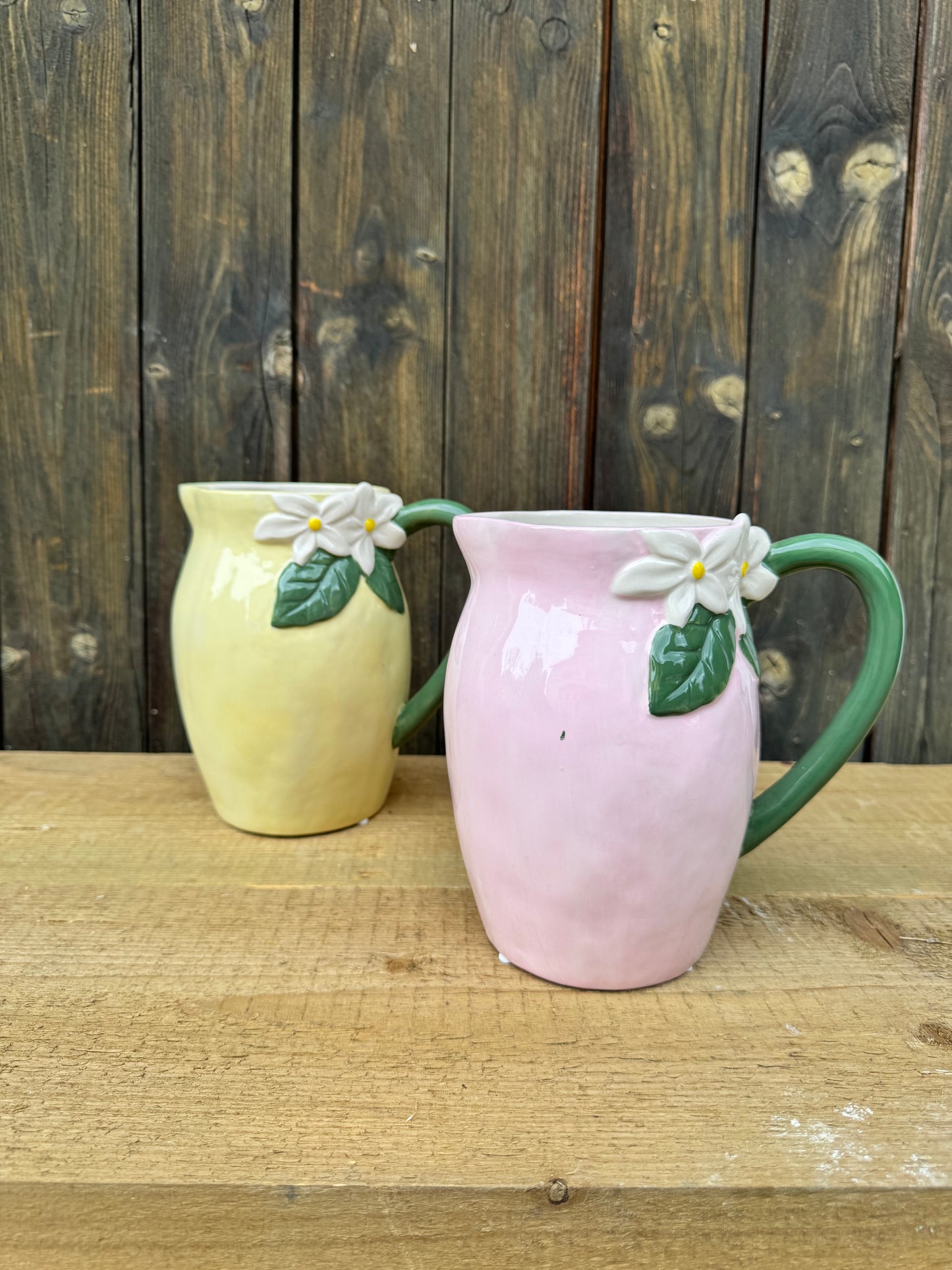 Keramik-Krug mit Blütenhenkel – Rosa oder Gelb