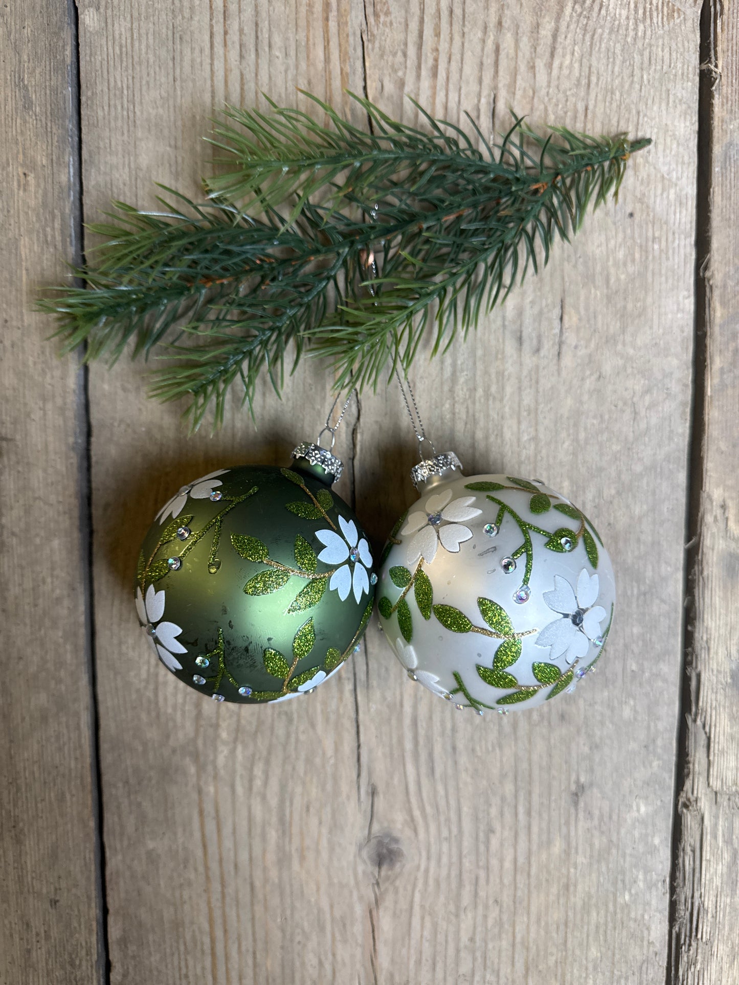 WHITE FLOWERS Glaskugel